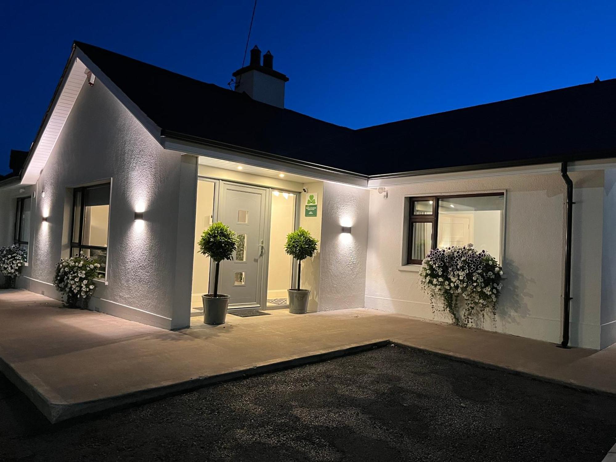 The Hillcrest, Luxury Accommodation In Castleblayney Town Exterior photo